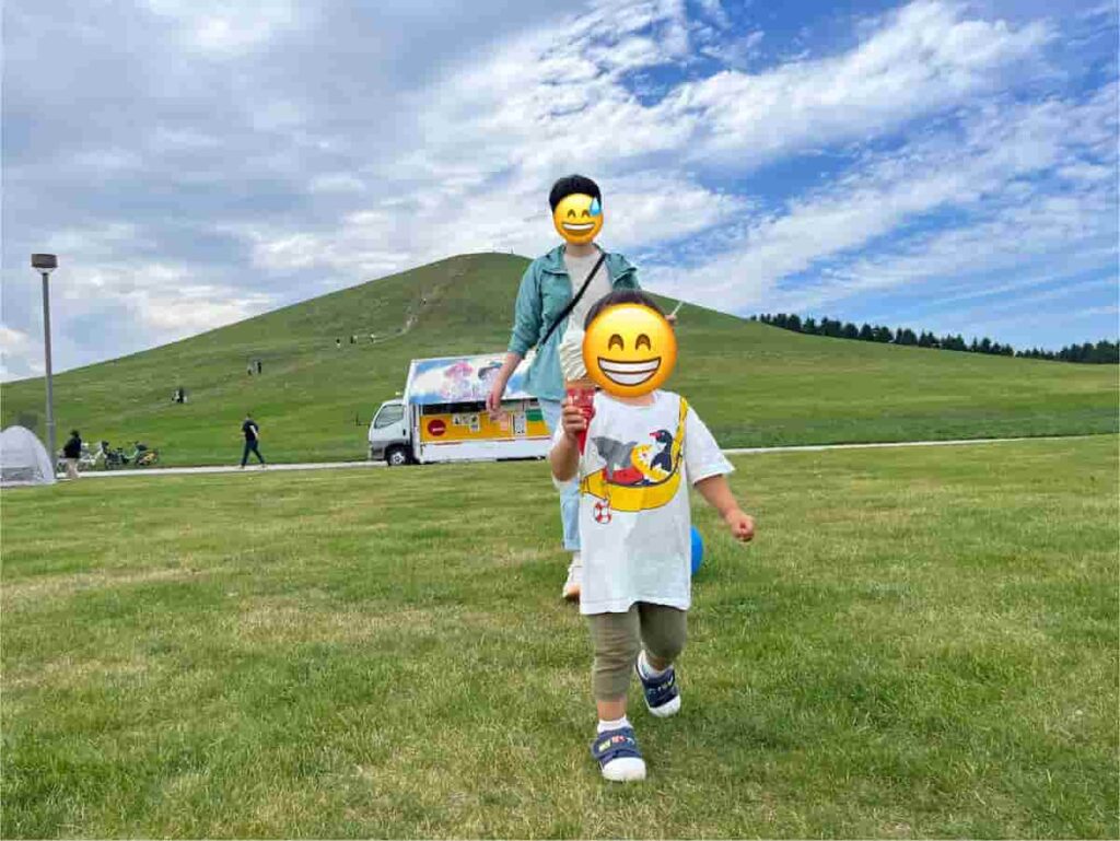 モエレ沼公園でアイスを買ってもらい大喜びの娘