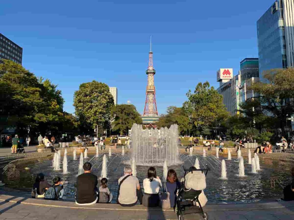 大通公園の噴水とさっぽろテレビ塔の写真