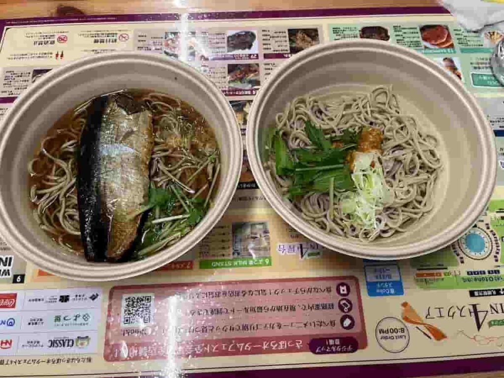オータムフェスト会場のそば工房ふたばで買ったにしんそばと味噌まぜそばの写真