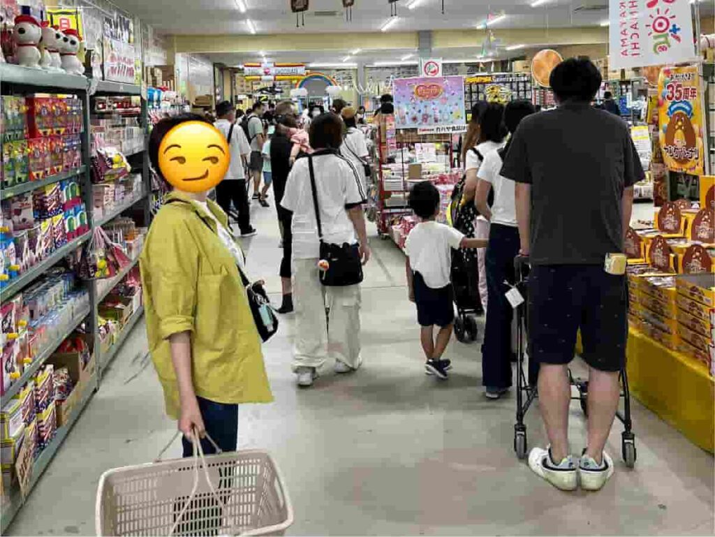 【神戸・岡山旅行log】異人館・倉敷・岡山後楽園を巡る旅 2024.6.27-29 24 日本一の駄菓子屋さんに向かうママの写真